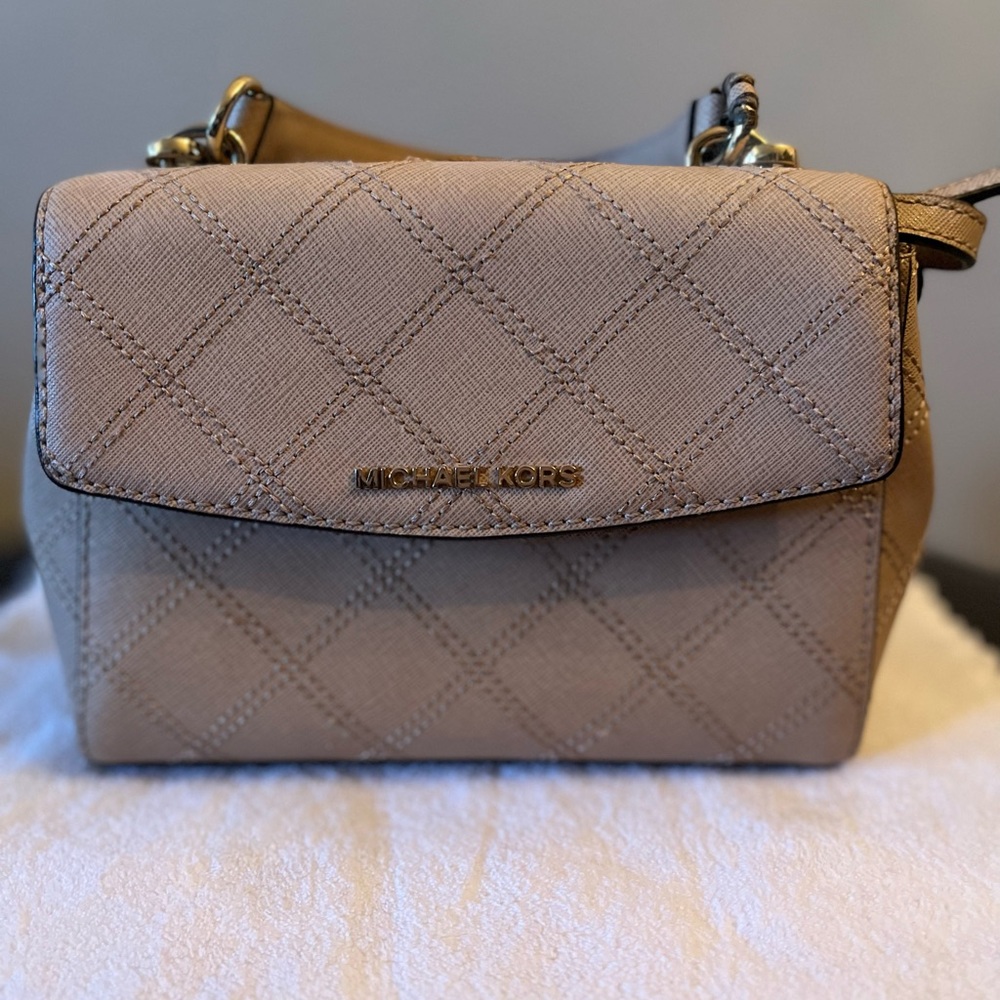 Michael Kors crossbody w/ quilt pattern in light brown/cream:beige, small size